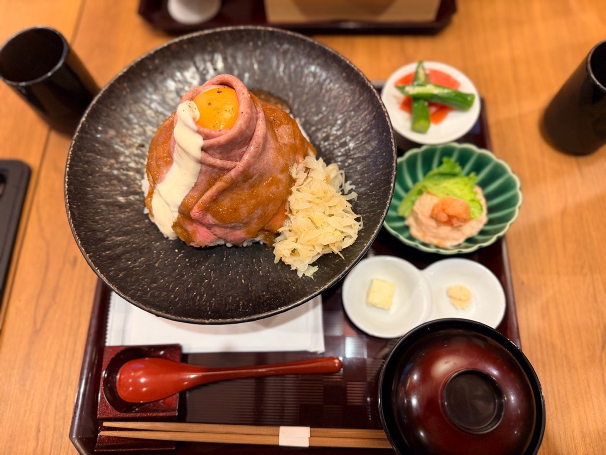 鎌倉旅行で食べた卵黄がのったローストビーフ丼と小鉢